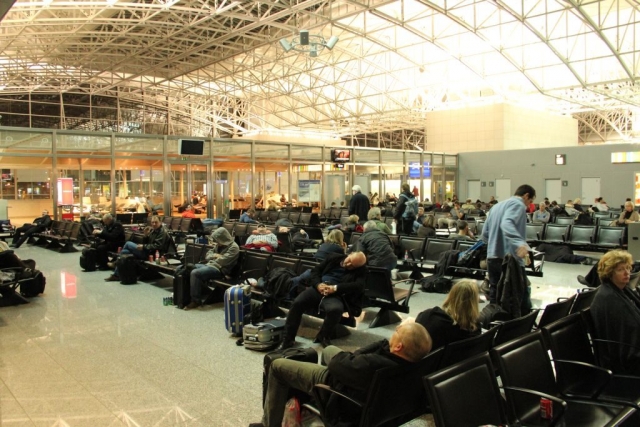 Frankfurt Flughafen – Wartehalle bei Nacht