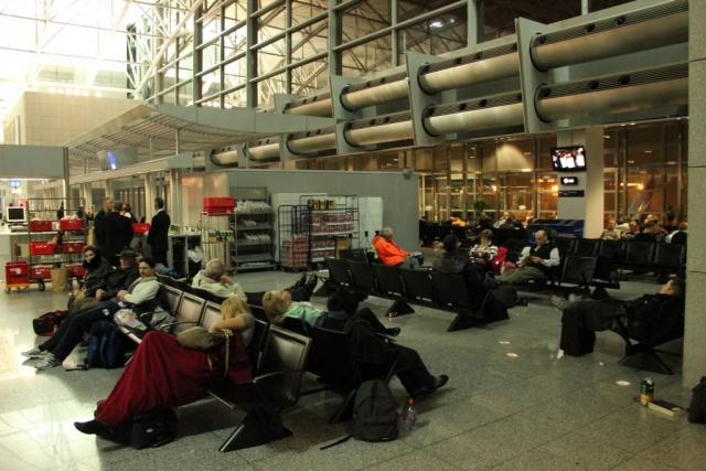 Frankfurt Flughafen – Wartehalle bei Nacht