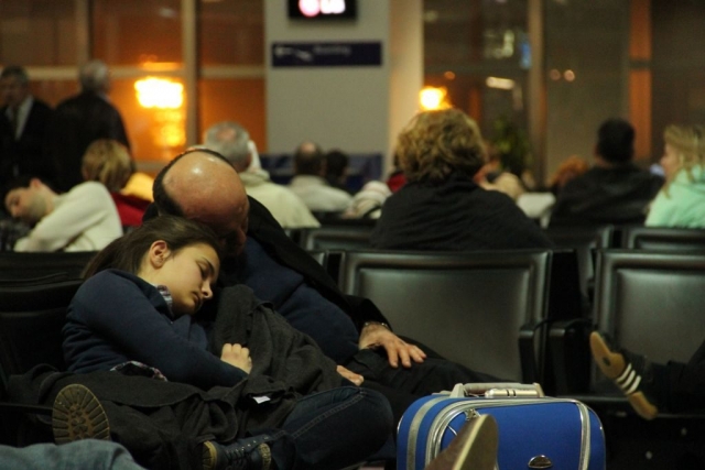 Frankfurt Flughafen – Wartehalle bei Nacht