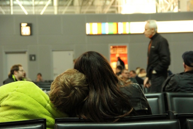 Frankfurt Flughafen – Wartehalle bei Nacht