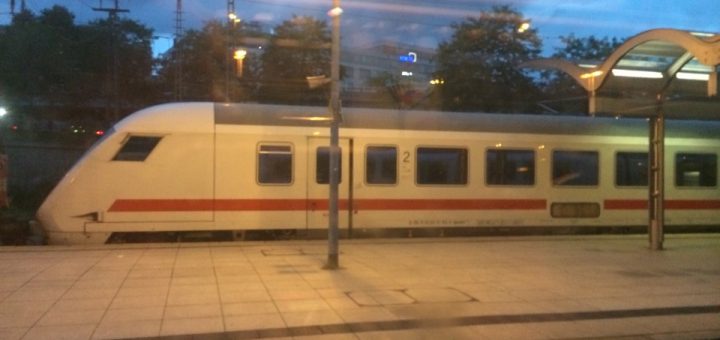 Zug steht im Bahnhof